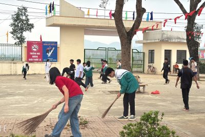 Tuổi trẻ THCS Quảng Lạc: Lao động hăng say – Chào mừng ngày hội lớn”.